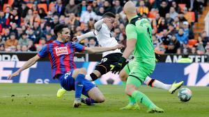 Rodrigo trata de superar a Oliveira y al meta Dmitrovic, en el Valencia-Eibar.