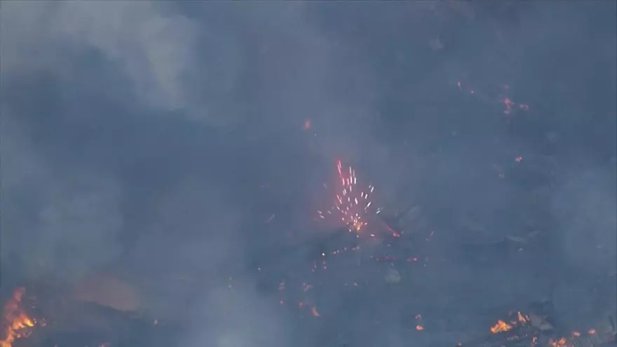 Explosiones en un almacén de fuegos artificiales en California desatan incendios y evacuaciones