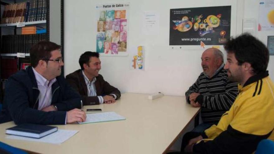 El alcalde de A Cañiza instaló, ayer, su despacho en el centro cultural de Valeixe.  // Anxo Gutiérrez