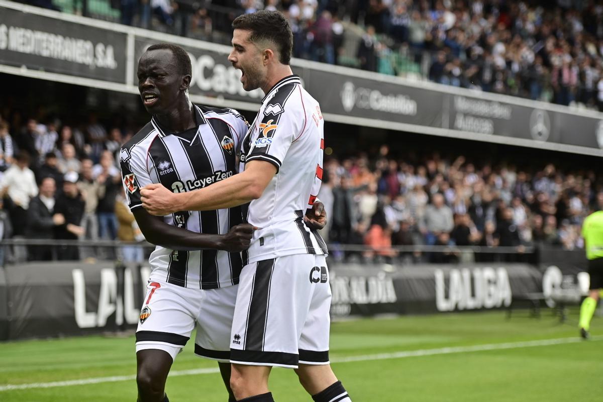 Barri abraza a Mabil tras un gol, durante el Castellón-Real Sociedad B.