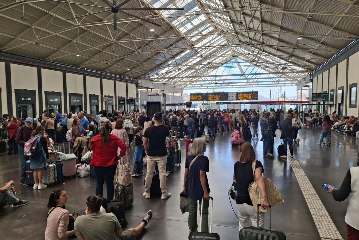 Aspecto que presentó la estación de trenes de Alicante sobre las 14.30 horas | INFORMACIÓN