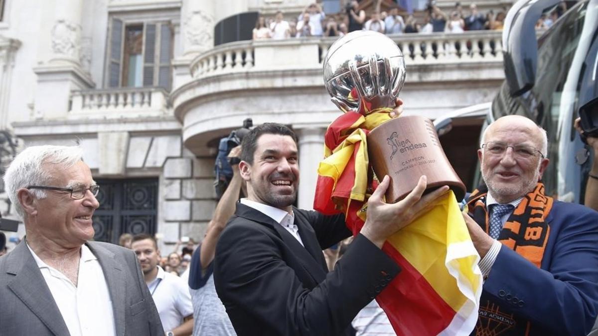 Rafa Martínez levanta la copa de la liga junto a Juan Roig (derecha), dueño del club, y Joan Ribó, alcalde de Valencia, este sábado.