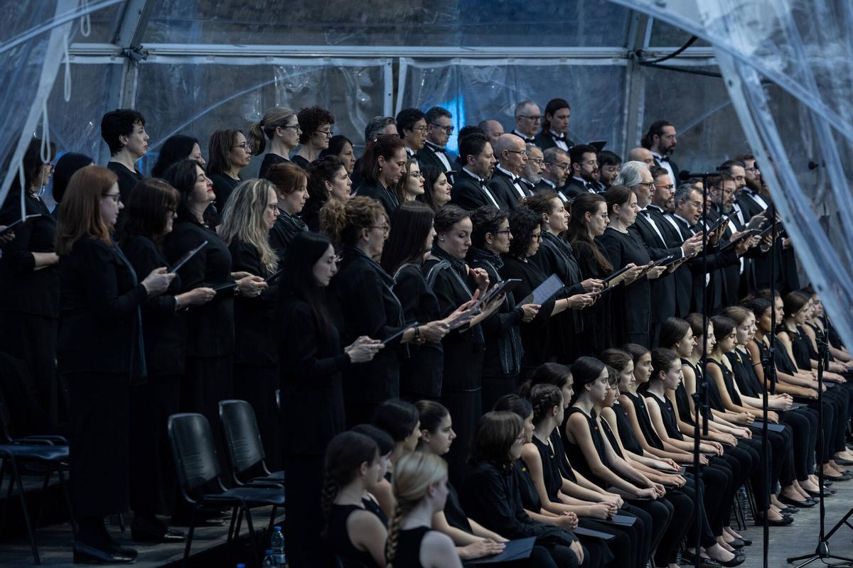 Concierto del Cor del Liceu a la Plaça de la Natura del Park Güell.