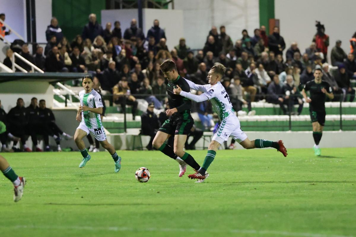 Carlos García es entrado en falta por un jugador antequerano.