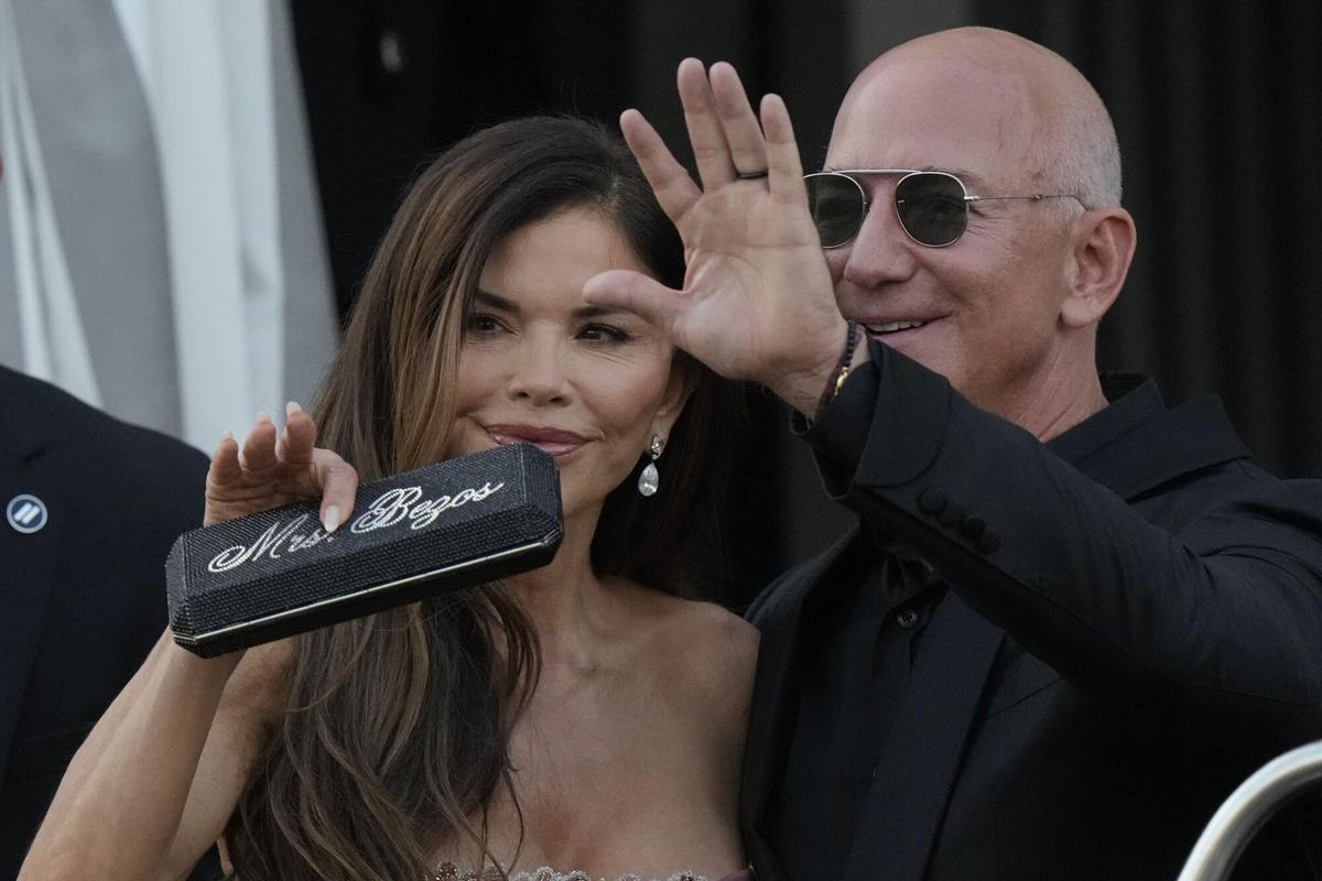 Lauren Sanchez y Jeff Bezos, a la salida del hotel Aman, durante las celebraciones de su boda en Venecia.