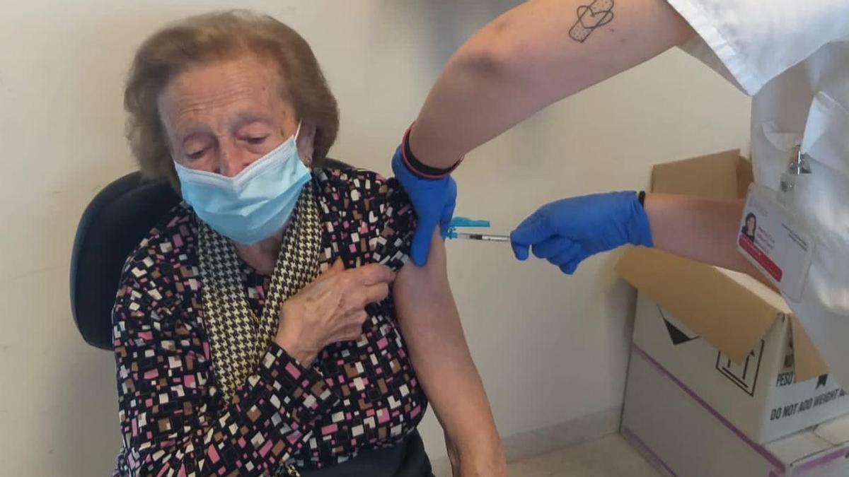 Una mujer recibe el pinchazo en el centro de salud