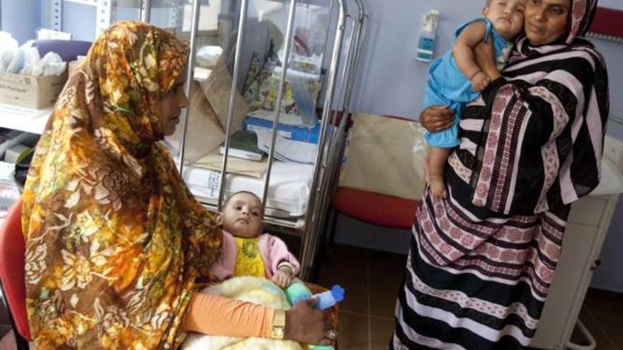 Salma, a la izquierda, y Masud en los brazos de sus madres en el Hospital de Sant Joan.