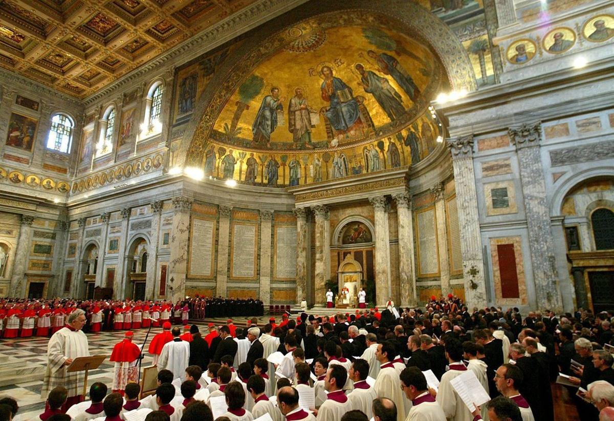 Una misa en la basílica romana de San Pablo Extramuro.