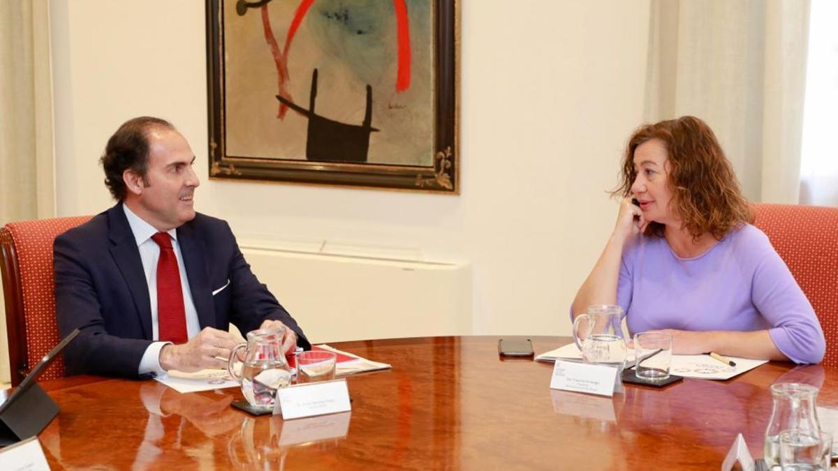 El presiente de Iberia, Javier Sánchez-Prieto, con la presidenta del Govern, Francina Armengol, en el Consolat de Mar esta martes.