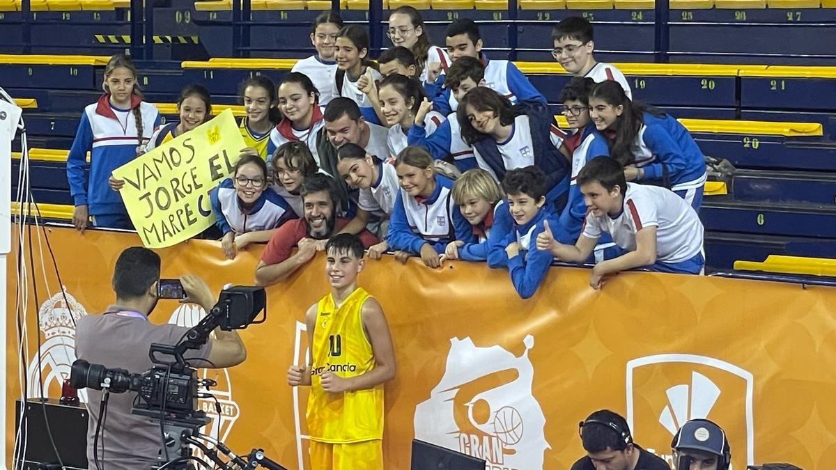 Jorge Álvarez posa junto a sus compañeros del colegio Marpe, que se han desplazado para animarle en su partido