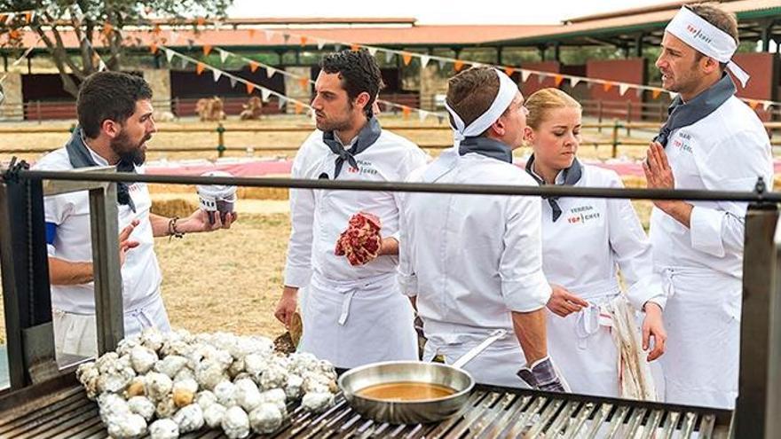 El equipo de Marc y Carlos cocinando barbacoa en Top Chef