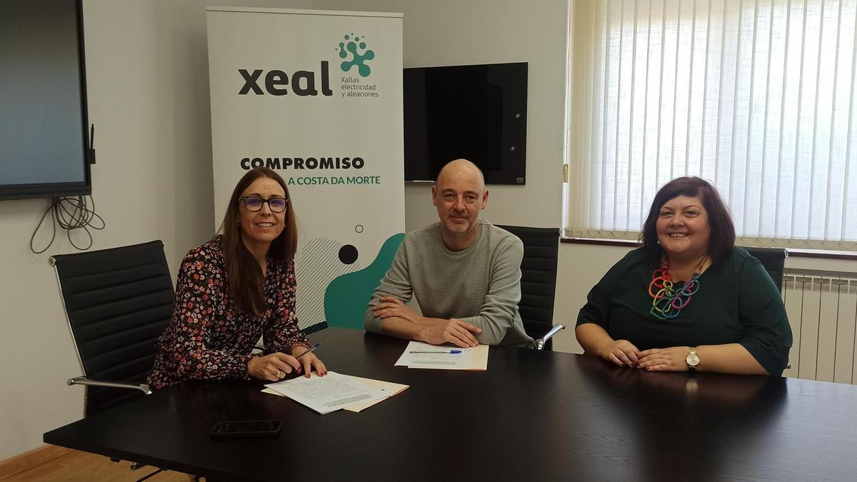 María Couto, esda., Darío Areas e Sonia López asinaron o convenio