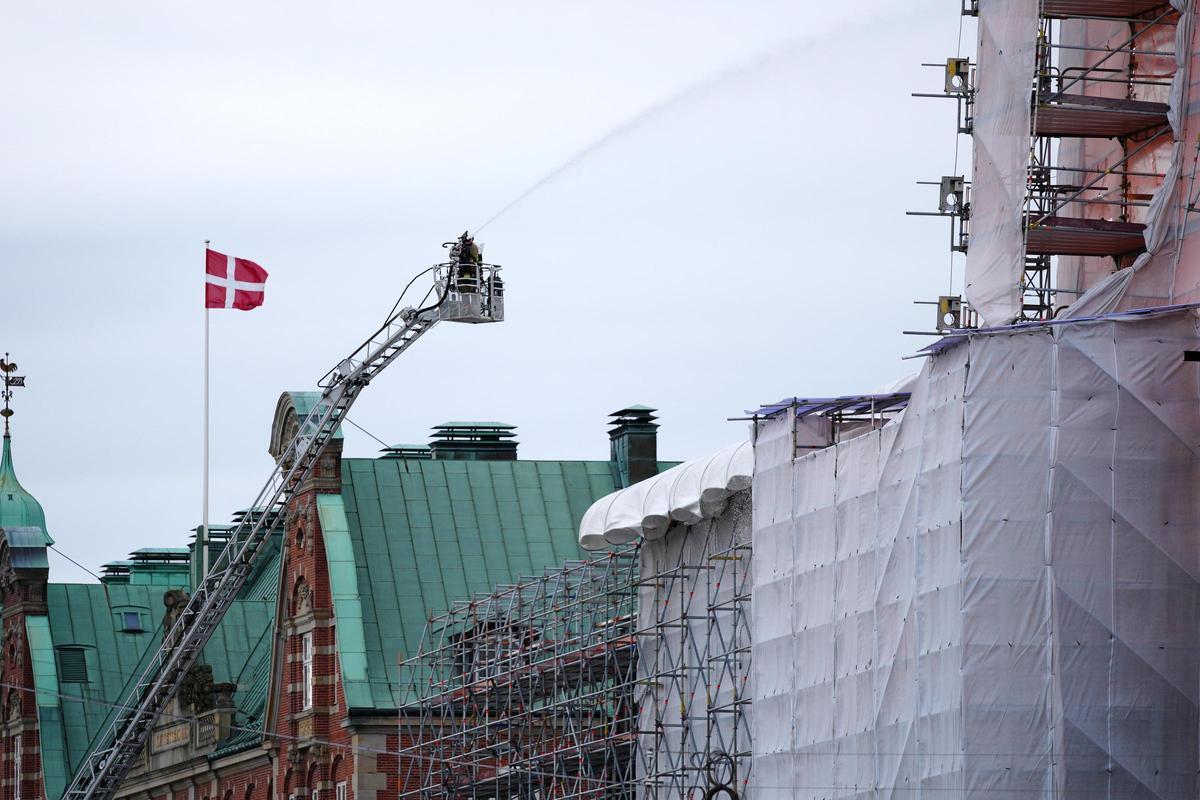 El fuego devora el edificio de la Bolsa de Copenhague