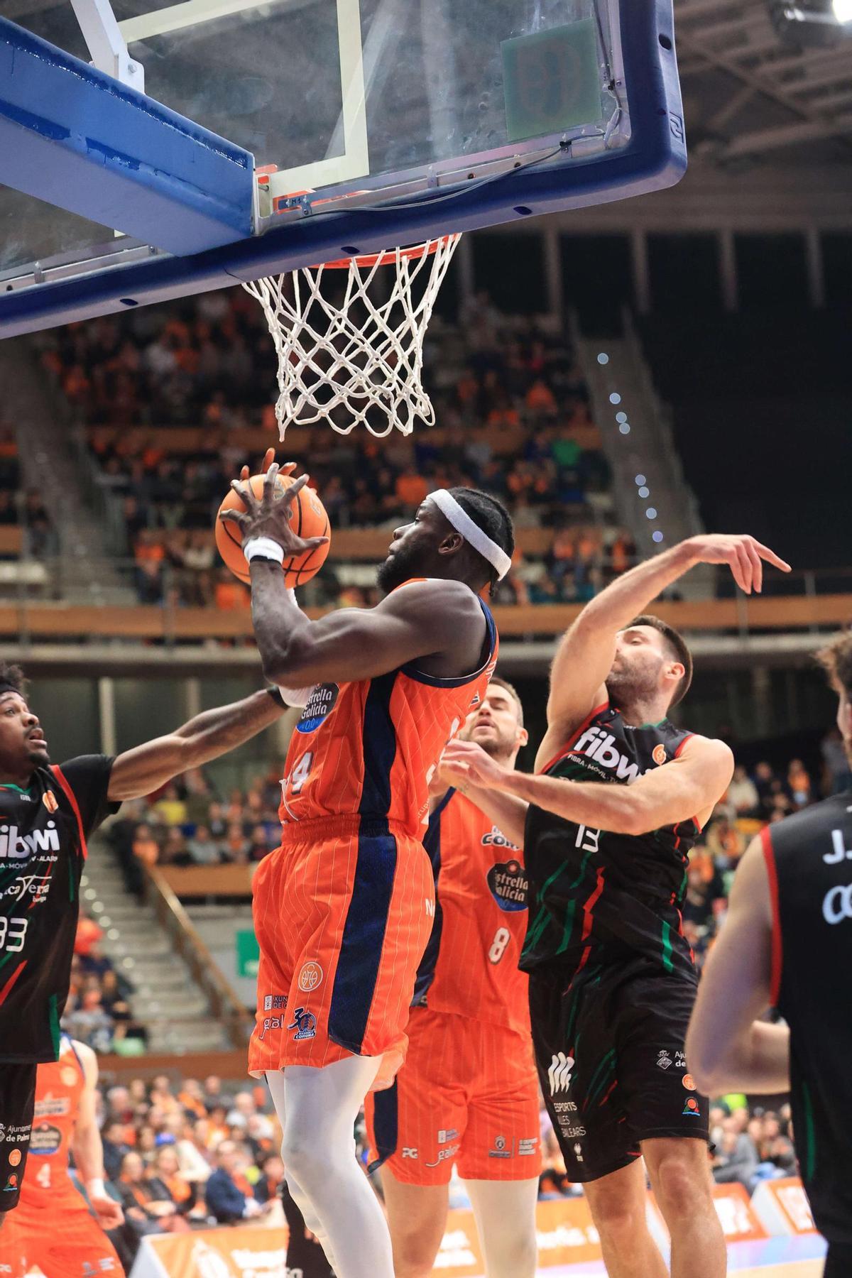 El Leyma Coruña arrasa al Fibwi Palma en el Coliseum (94-72)