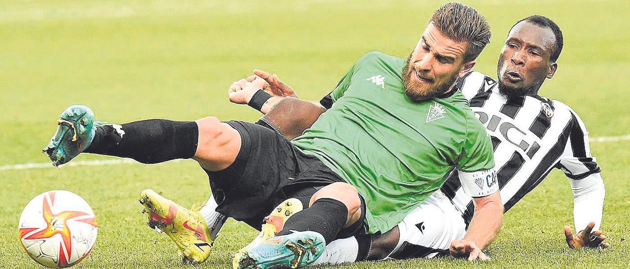 El central del Castellón Yac Diori pelea por el esférico con un futbolista del San Fernando en el partido del domingo en Castalia.