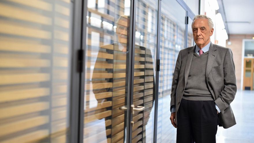 José Luis de Justo Alpañés, a sus 78 años, continúa activo en la Escuela Superior de Arquitectura de Sevilla. / JESÚS BARRERA