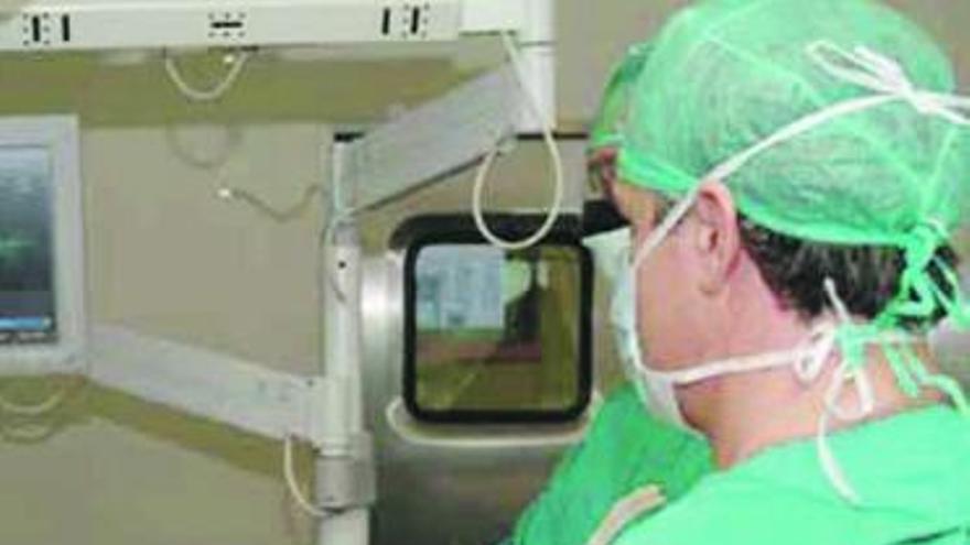 Profesionales sanitarios del San Agustín, durante una operación.