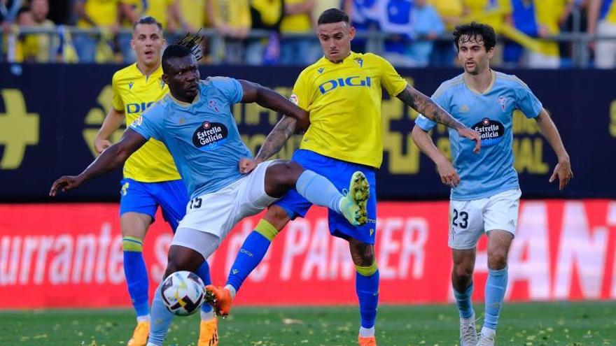 Aidoo pugna por un balón antes de lesionarse en Cádiz. |   // LOF