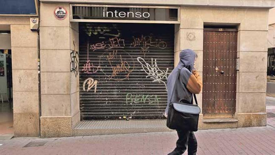 Tienda de la calle Sindicat en la que ocurrieron los hechos ayer a las siete de la mañana.