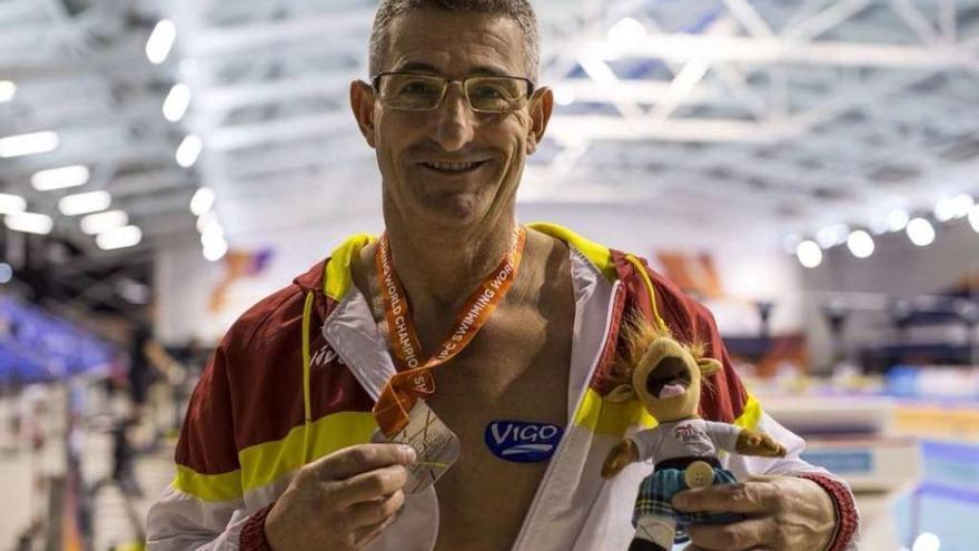 Sebastián Rodríguez muestra una medalla ganada en el Mundial de Glasgow. // FDV