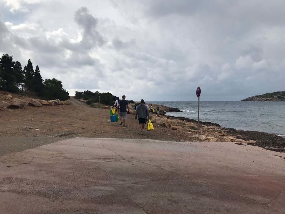 Pese a la tormenta, 1.500 personas, 500 más de las previstas, recogen dos toneladas de basura