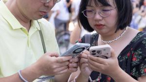 Permanezcan atentos a las pantallas