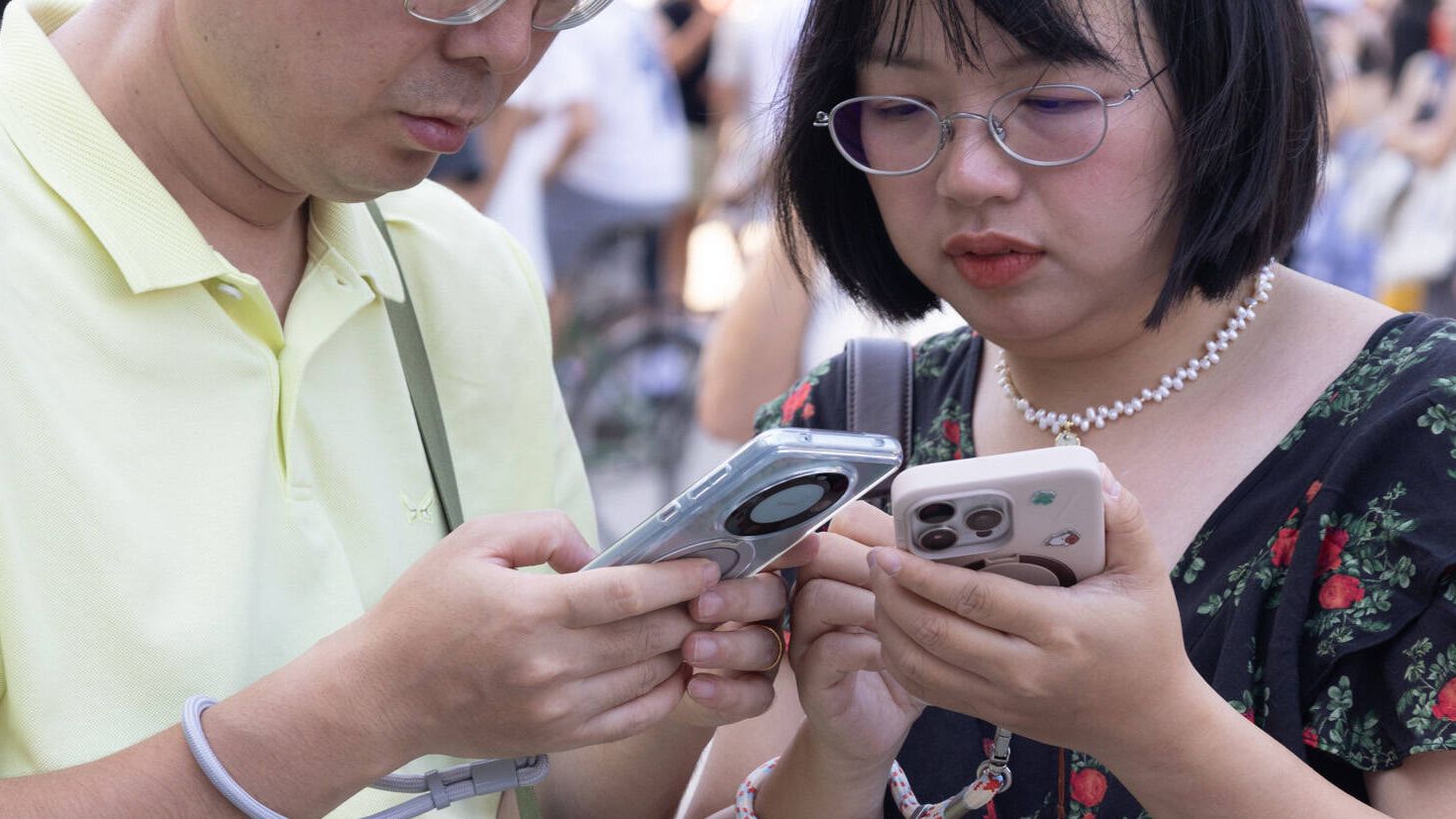 Permanezcan atentos a las pantallas