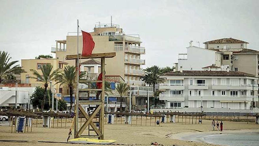 Cada vez que se produce un vertido se coloca la bandera roja en las playas.