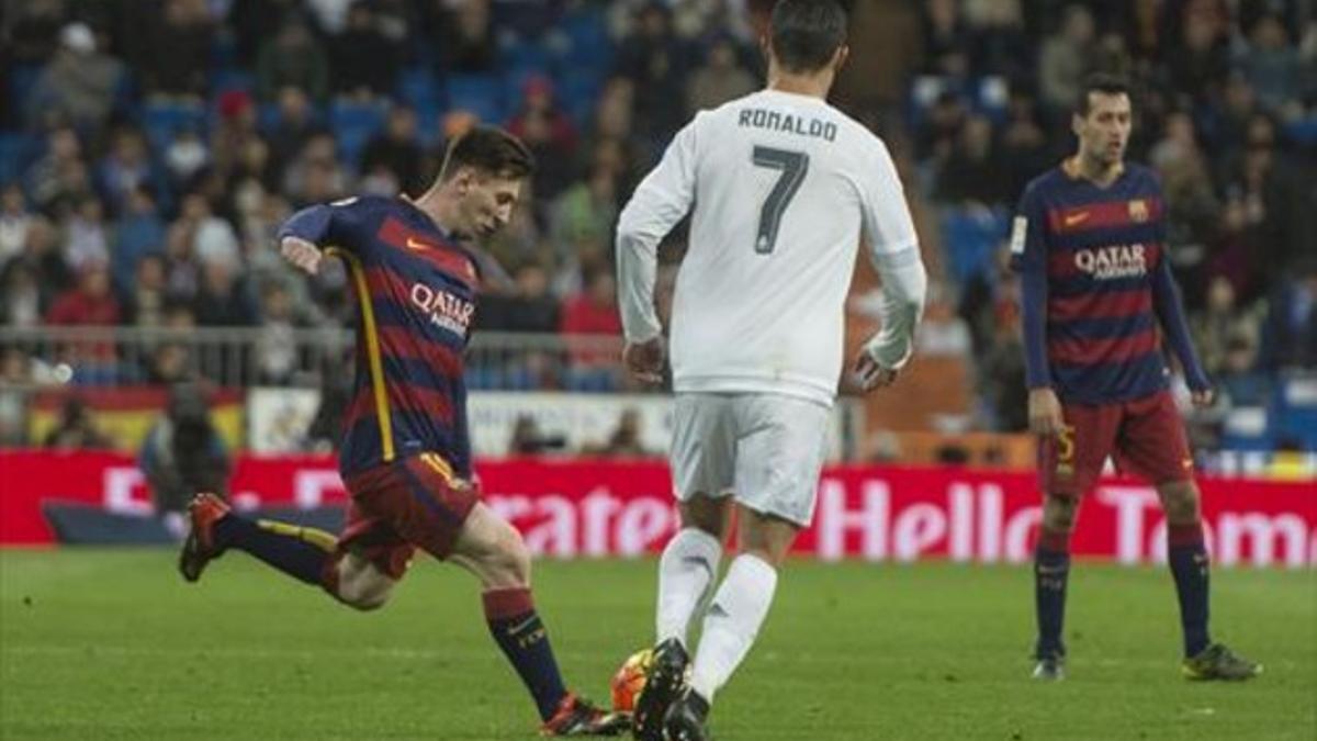 Messi chuta ante Cristiano Ronaldo, en el Bernabéu.