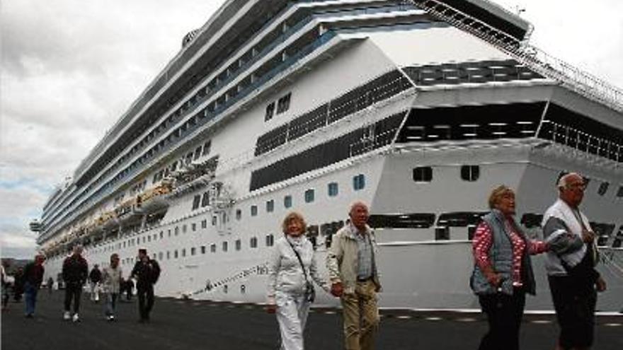 Creueristes desembarcant d&#039;un creuer al port de Palamós.