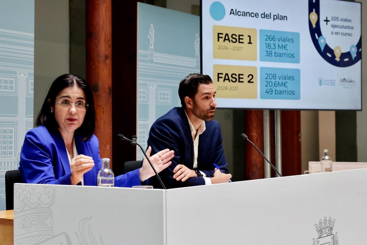 La alcaldesa, Carolina Darias, junto al concejal de Vías y Obras, Carlos Díaz, durante la presentación del Plan de Afaltado 2024-2031.