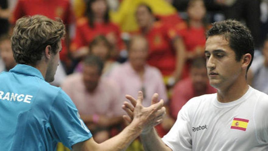 El tenista español Nicolás Almagro (dcha) saluda al francés Gilles Simon tras el partido de cuartos de final de la Copa Davis.