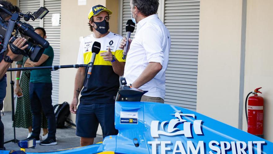 Fernando Alonso vuelve a pilotar el R25 con el que ganó su primer