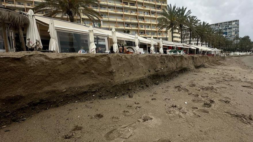 La playa La Fontanilla, en el centro urbano de Marbella, tras los temporales de marzo.