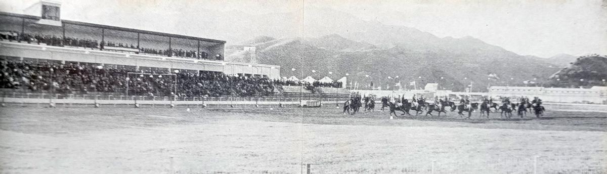 Vista del Canódromo de Ciudad Jardín, el día de la inauguración, con la Policía Montada de Barcelona.