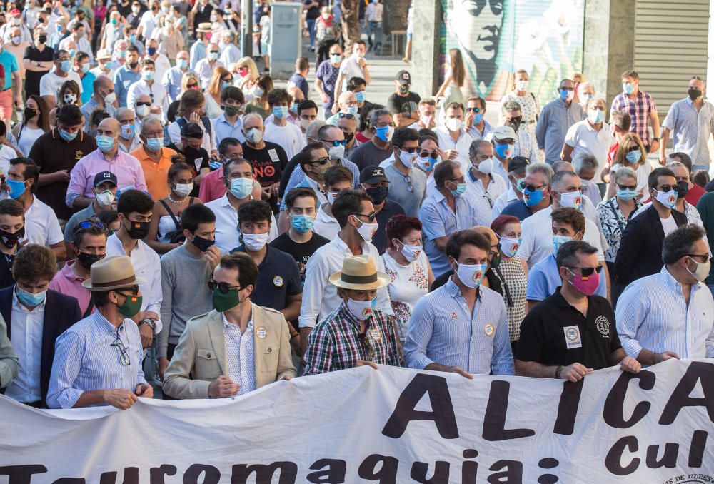 Más de un millar de personas se manifiestan en la puerta de la Plaza de Toros de Alicante por la Tauromaquia.