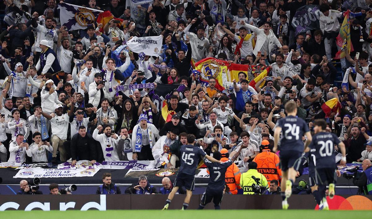 La bandera con el águila bicéfala en la grada madridista en Manchester