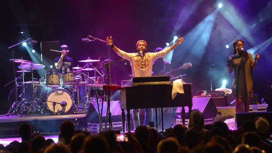 Cory Henry y su banda, The Funk Apostles, durante la actuación de anoche en A Ferrería. // G. Santos