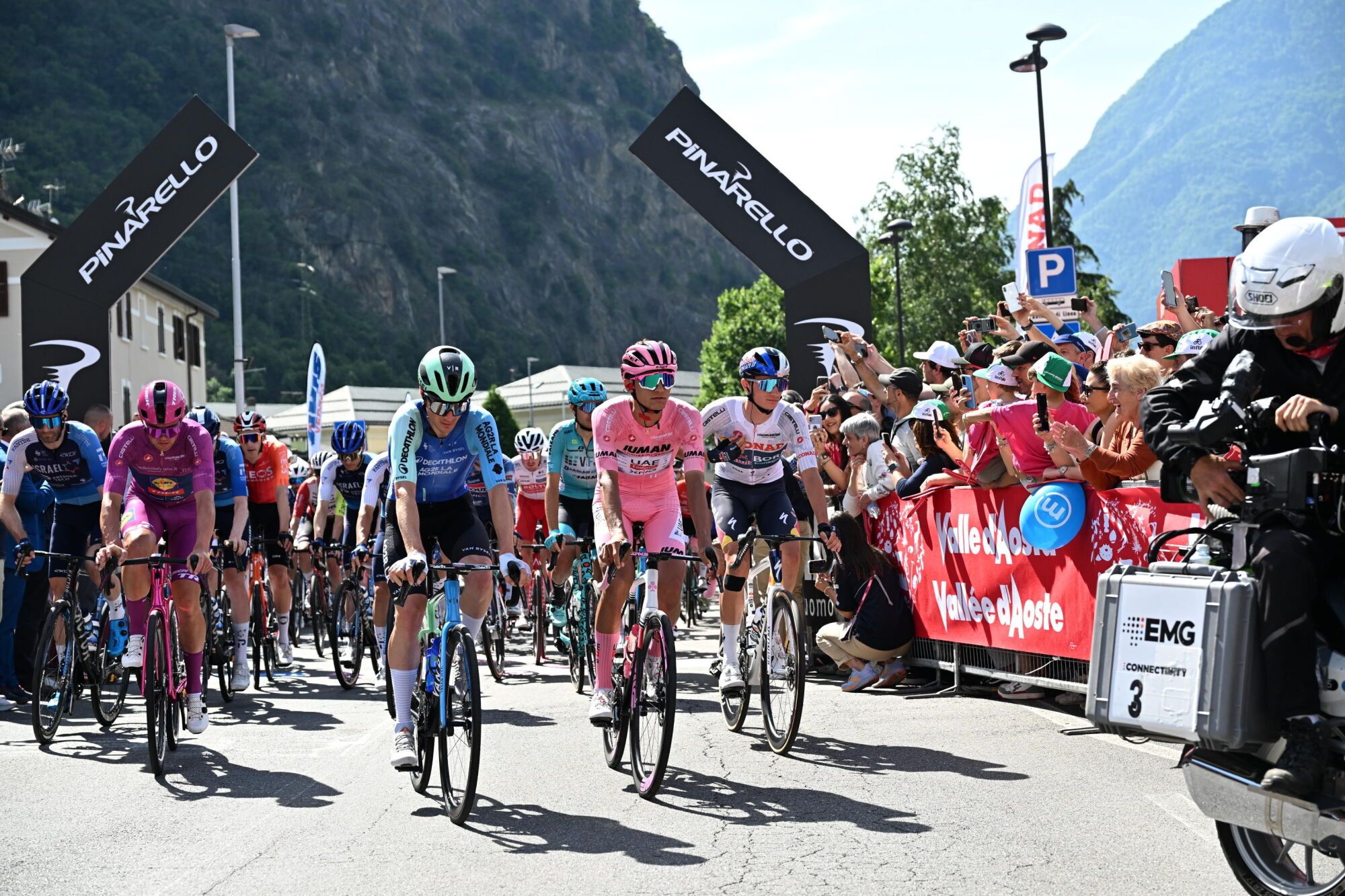 VERRES (Italy), 31/05/2025.- Danish rider Mads Pedersen (2-L) of Team Lidl - Trek wearing the points classification leader's cyclamen jersey, Mexican rider Isaac Del Toro Romero (C) of Uae Team Emirates Xrg wearing the overall leader's pink jersey, and Italian rider Giulio Pellizzari (R) of Red Bull - Bora - Hansgrohe wearing the best young rider's white jersey, wait at the start of the 20th stage of the Giro d'Italia cycling race over 205 km from Verres to Sestriere, 31 May 2025. (Ciclismo, Italia) EFE/EPA/LUCA ZENNARO