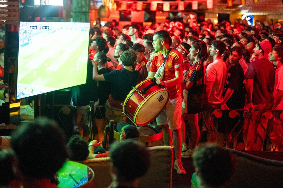 Así se vive el Mundial 2026, partido España contra Francia en la discoteca Bling Bling.