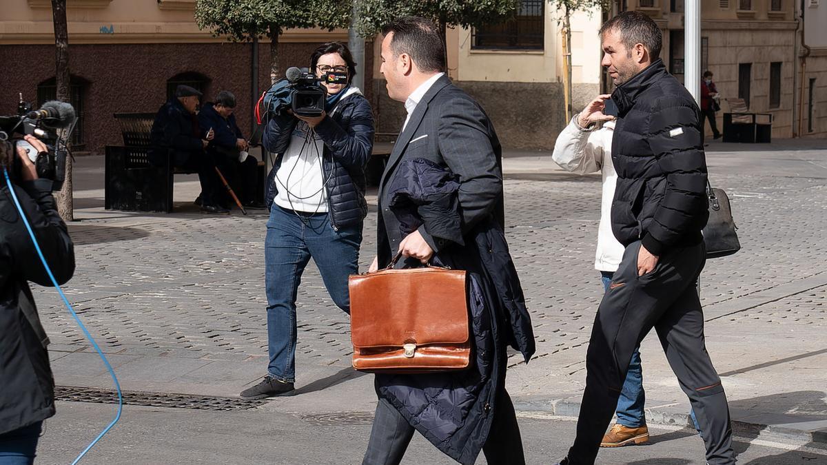 Salida del juzgado del ya exconcejal de Ciudadanos de Teruel por abuso sexual.