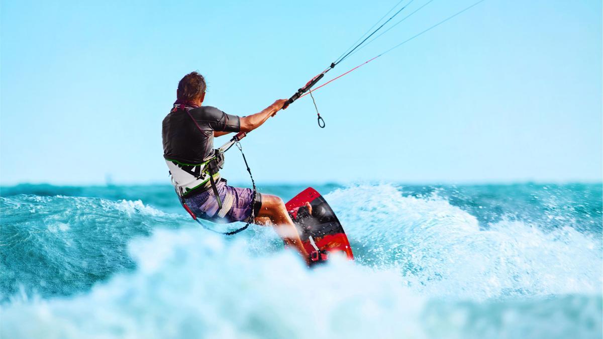 Imagen de archivo de un hombre practicando kitesurf