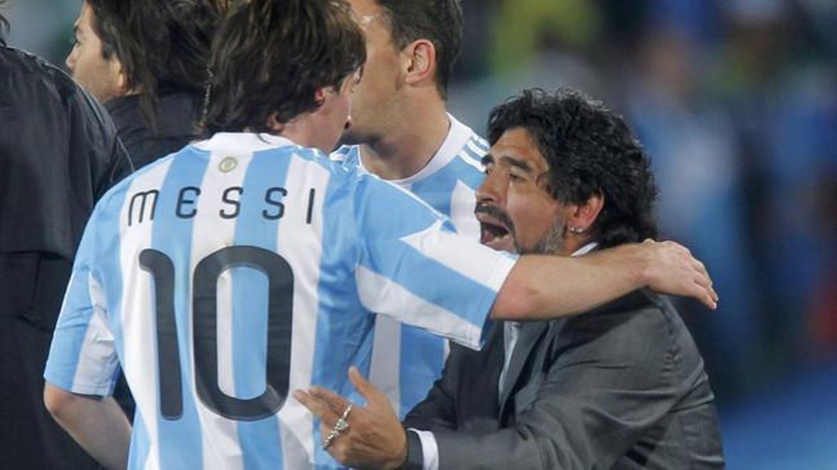 El seleccionador argentí Diego Maradona celebra amb Lionel Messi la victòria davant Nigèria.