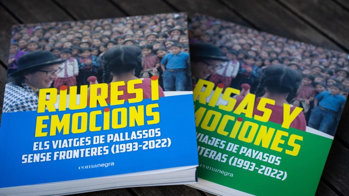 Un exemplar en català i un altre en castellà del llibre de Pallassos sense Fronteres