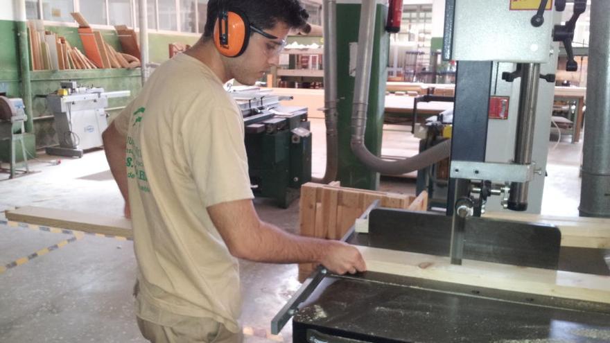 Un alumno de un ciclo formativo dando clases en el instituto La Rosaleda, de la capital.