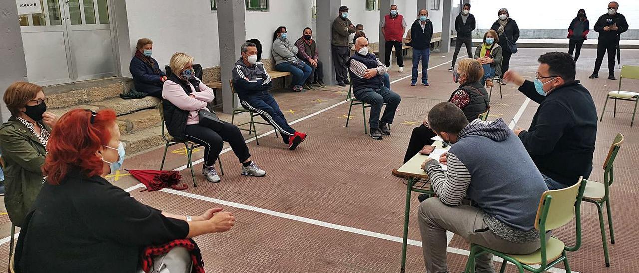 Asamblea, esta semana, de la asociación vecinal en el patio del CEIP Reibón. |   // SANTOS ÁLVAREZ