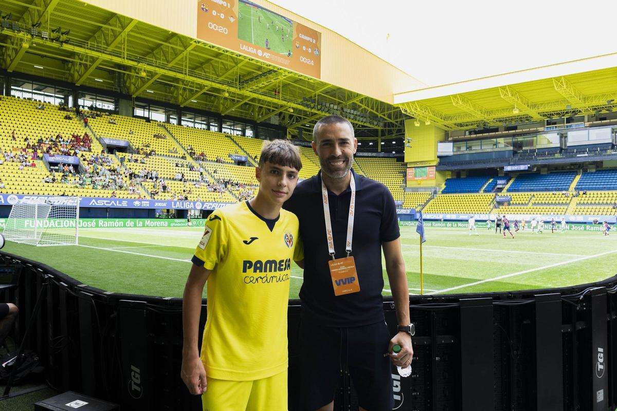 Iker Vicent, joven goleador alevín de Artana, junto a Bruno Soriano.