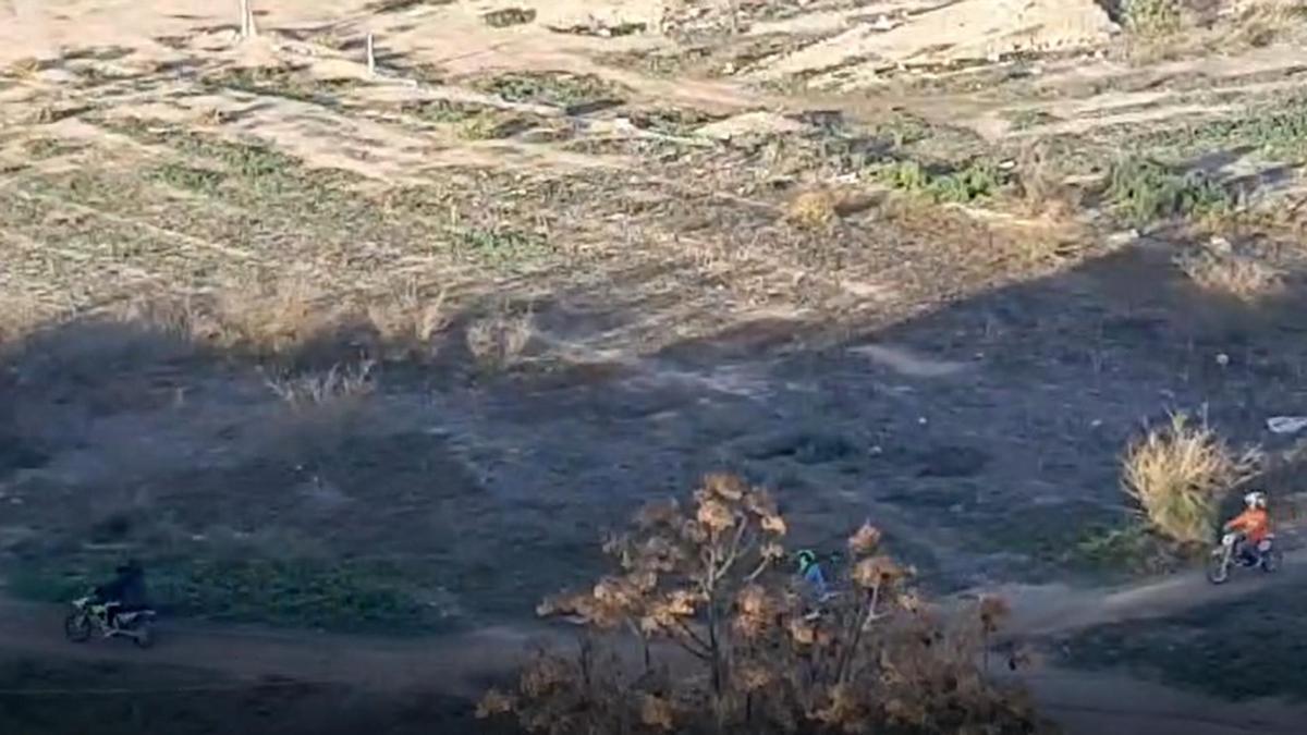 Una de las carreras de motos ilegales con menores de edad al volante en Joven Futura, Espinardo.