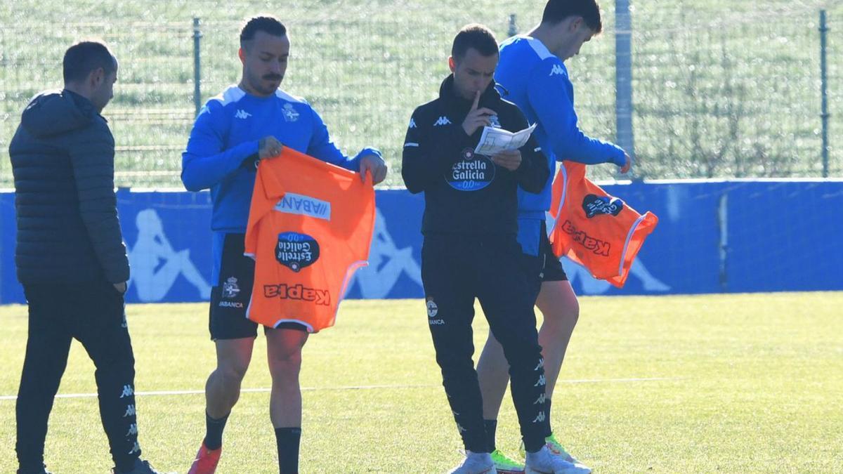 Borja Jiménez, entre Héctor y Trilli, en un entrenamiento. |  // ARCAY/ROLLER AGENCIA