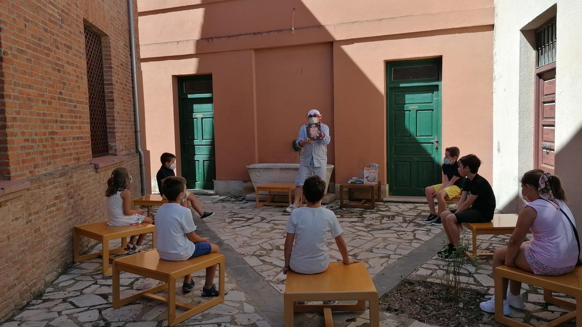 Sesión de cuentacuentos celebrada en el patio de la Casa de Cultura